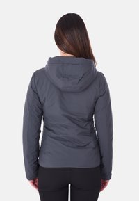 Giacca con cappuccio grigia realizzata in un materiale leggero e liscio. Presenta un design aderente ed è chiusa sul davanti con una discreta cucitura decorativa.
