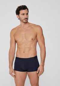 Námořnické boxerky s měkkým pasem, lehkým materiálem a pohodlným střihem, které se vyznačují elegantním designem.