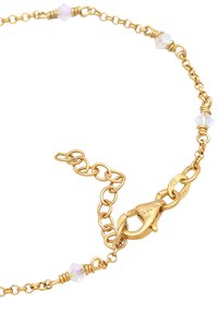 Guldtonad kedjehalsband med kristallaccenter, utrustat med en kräftklonspänne och länkar av varierande storlekar, slät yta och glänsande finish.