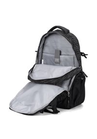 Zaino nero con un'esterno a motivo geometrico, dotato di un interno grigio e di più scomparti, tra cui una tasca frontale con zip.