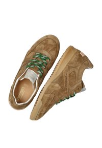 Sneaker in suede marrone con lacci verdi, caratterizzati da un design testurizzato, suola color beige chiaro e brandizzazioni sottili sul lato.