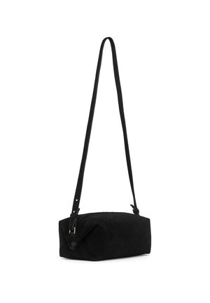 Bolso de ante negro con forma rectangular redondeada, correa larga y ajustable, y una textura suave. Presenta detalles en metal dorado.