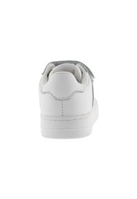 Zapatilla blanca de cuero con un acabado suave y detalles en gris contrastante en el talón. Punta redonda y detalle de cuello acolchado visible.
