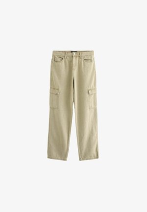 Beżowe spodnie cargo w luźnym kroju, z dwiema bocznymi kieszeniami i zapięciem na guzik. Materiał ma gładką fakturę z lekkimi zmarszczeniami.