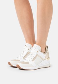 MICHAEL Michael Kors - GEORGIE TRAINER - Sneakers - pale gold Miniatyrbild 1