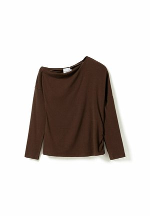 Hosszú ujjú barna felső aszimmetrikus, hajónyakú kivágással és enyhe redőzéssel, fehér háttéren.