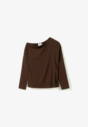 Hnedé tričko s dlhým rukávom s asymetrickým lodičkovým výstrihom a jemným závesom na bielom pozadí.