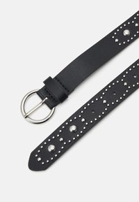 Μαύρη δερμάτινη ζώνη με ασημένιες καρφίτσες και στρογγυλή αγκράφα. Λείο υλικό με τε tapered άκρο, διακοσμητικές τρύπες κατά μήκος μιας πλευράς.