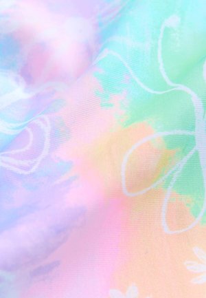 Tissu pastel léger présentant un mélange de teintes douces de rose, bleu et vert avec des contours floraux blancs et une texture lisse.