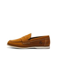 Ruske suede loafers s ravnim bijelim potplatom, nosom u stilu mokasina i ukrasnim šavovima. Sadrži urezani logotip sa strane.