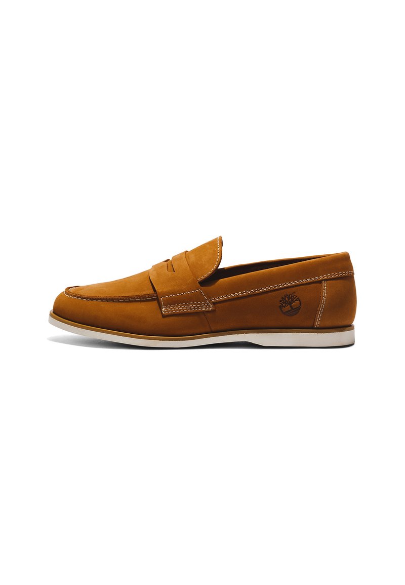 Ruske suede loafers s ravnim bijelim potplatom, nosom u stilu mokasina i ukrasnim šavovima. Sadrži urezani logotip sa strane.
