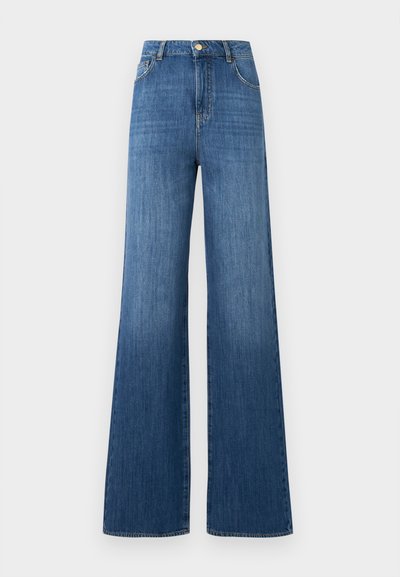 Jeans de cintura alta com perna larga em denim azul médio. Apresenta bolsos frontais, fecho de correr com um botão de metal e um acabamento de bainha limpa.