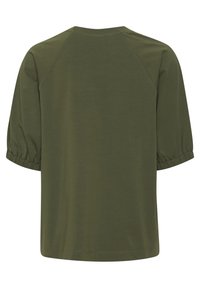 Olijfgroen kortemouwen shirt met elastische manchetten, zichtbare stiksels en een ronde halslijn, weergegeven vanaf de achterkant op een witte achtergrond.