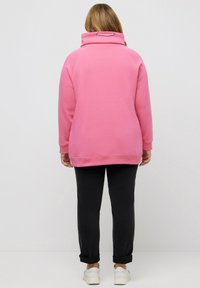 Ulla Popken MIT STEHKRAGEN RAGLANFORM LANGE ÄRMEL  - Sudadera - pink red