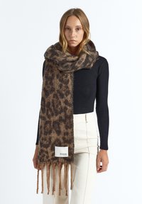 Brauner und schwarzer Leopardenmuster-Schal aus weichem Material, mit fransigen Enden und einem weißen Etikett mit der Aufschrift "maze".