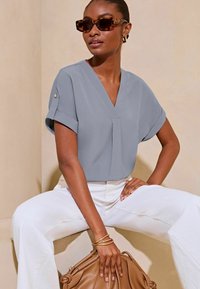Lipsy V NECK SHORT ROLL SLEEVE REGULAR FIT - Pluus - blue