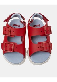 Sandali in pelle rossa con due fibbie regolabili, design open-toe e soletta di color blu chiaro. Forma classica con bordi arrotondati e suola bianca.