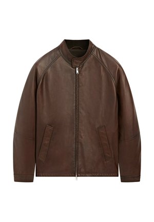 Braune Lederjacke mit Stehkragen, Frontreißverschluss, langen Ärmeln und zwei schrägen Seitentaschen.