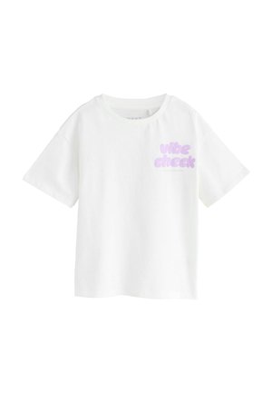 Camiseta blanca de algodón con mangas cortas y cuello redondo. En el frente muestra un texto gráfico de color morado claro que dice "vibe check".