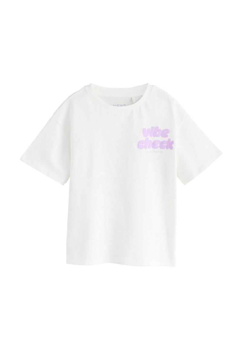 T-shirt bianco in cotone con maniche corte e collo rotondo. La parte anteriore presenta una grafica testuale in un leggero viola che recita "vibe check."
