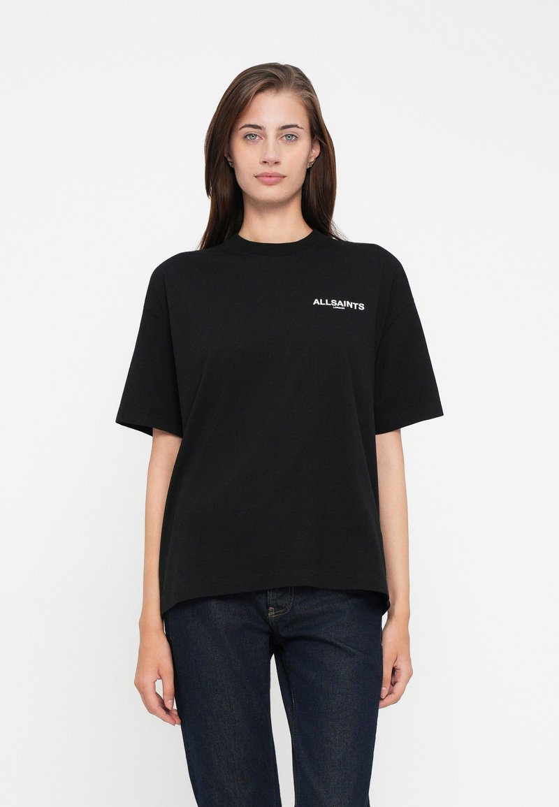 T-shirt in cotone nero con vestibilità rilassata, maniche corte e scollatura a girocollo, che presenta un logo bianco "ALLSAINTS" sul lato sinistro del petto.
