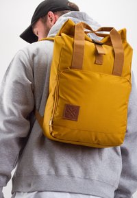 Manufaktur13 ROLL-TOP DAYPACK - Backpack - mustard