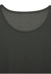 Nahaufnahme eines dunkelgrauen, fein gestrickten Stoffes mit einem runden Halsausschnitt und sauber genähten Kanten.