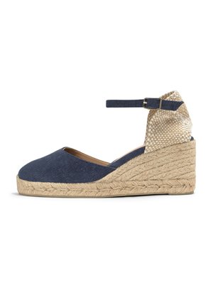 Keil-Sandale aus Espadrilles mit marineblauem Stoffobermaterial, Knöchelriemen mit Schnalle, geflochtenem beigem Absatz und geflochtener Jute-Plateausohle.