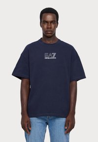 EA7 Emporio Armani UNISEX - Nyomott mintás póló - blue