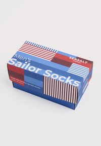 Blauer rechteckiger Karton für Herrenmatrosensocken, mit roten, blauen und gestreiften Mustern. Auf dem Etikett steht, dass es aus viskose aus Bambus hergestellt wurde.