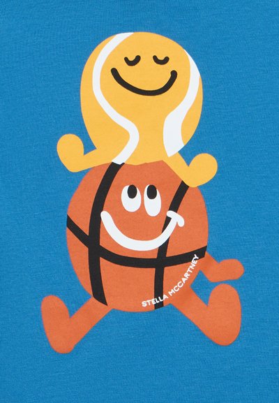 Personnage de dessin animé souriant en forme de ballon de basket avec des bras et des jambes, portant une figure jaune en forme de goutte avec les yeux fermés et un sourire, sur un fond bleu.