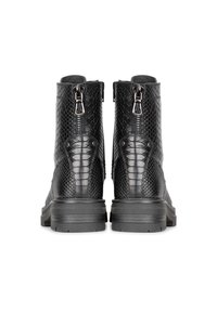 Bottines noires avec une finition en imprimé serpent texturé, double zip sur les côtés et une semelle en caoutchouc épaisse pour une adhérence accrue.