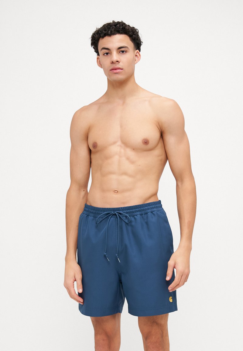 Marineblaue Badeshorts aus leichtem Stoff, mit einem elastischen Bund und Kordelzug sowie einem kleinen Logo-Detail am Bein.