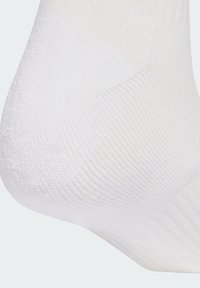 Biała skarpetka o prążkowanej fakturze, gładkim obszarze palców i wzmocnionym pięcie. Wykonana z oddychającego materiału, zaprojektowana z myślą o komforcie i dopasowaniu.