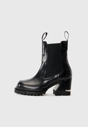 High heeled boots - black