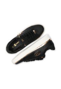 Czarne sneakersy z złotymi akcentami, sznurówkami i logo. Zaokrąglona biała podeszwa środkowa z teksturowanym spodem. Gładki materiał o nowoczesnym designie.