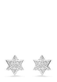 Sternförmige Ohrringe aus glänzendem silberfarbigem Metall mit facettierten Oberflächen und eingearbeiteten klaren Edelsteinen für zusätzlichen Glanz.