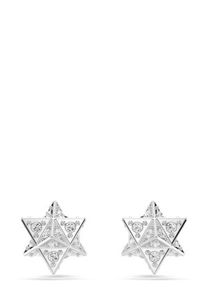 Boucles d'oreilles en forme d'étoile en métal argenté brillant, présentant des surfaces multifacettes et des pierres précieuses transparentes incrustées pour une touche d'éclat supplémentaire.