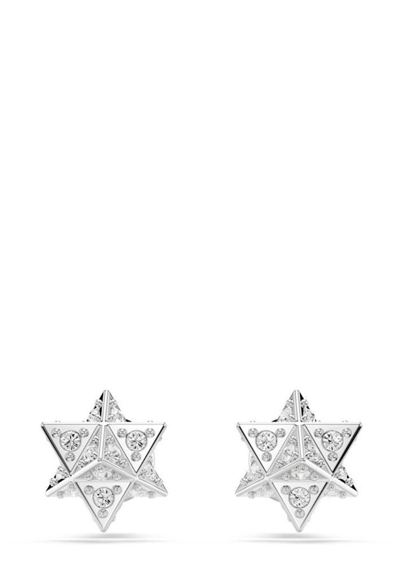 Sternförmige Ohrringe aus glänzendem silberfarbigem Metall mit facettierten Oberflächen und eingearbeiteten klaren Edelsteinen für zusätzlichen Glanz.