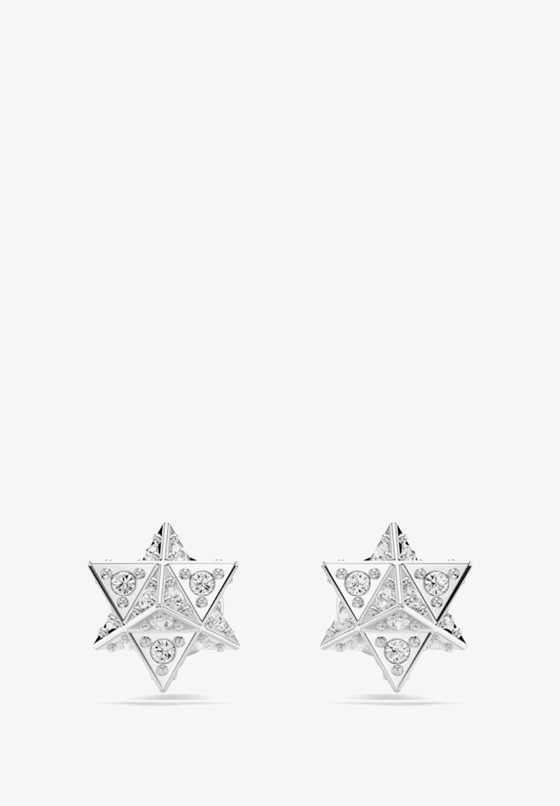 Sternförmige Ohrringe aus glänzendem silberfarbigem Metall mit facettierten Oberflächen und eingearbeiteten klaren Edelsteinen für zusätzlichen Glanz.