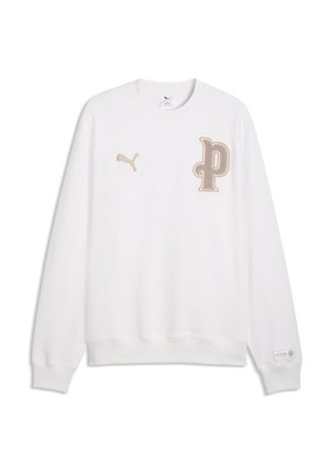 Witte trui met lange mouwen en ronde hals met beige Puma-logo op de linkerborst, grote beige "P" patch op de rechterborst en een kleine patch op de linkermanchet.