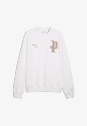 Weißes Sweatshirt mit Rundhalsausschnitt und langen Ärmeln, beigem Puma-Logo auf der linken Brust, großem beigem "P"-Aufnäher auf der rechten Brust und kleinem Aufnäher am linken Ärmelbündchen.