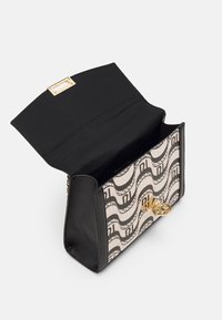 Zwarte en gemarmerde handtas met een open klep, gekenmerkt door een textuur van crème en zwarte golven en een sluiting van goudkleurige detail.