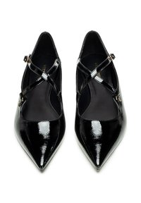 Ballerine in pelle verniciata nera con punta affusolata e cinturini incrociati, accentate da hardware in tonalità oro. Superficie liscia con finitura lucida.