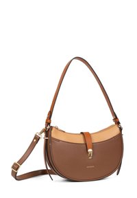 Borsa a tracolla in pelle marrone e beige con forma semicircolare, hardware dorato e una parte superiore a contrasto. Inclusa tracolla regolabile.