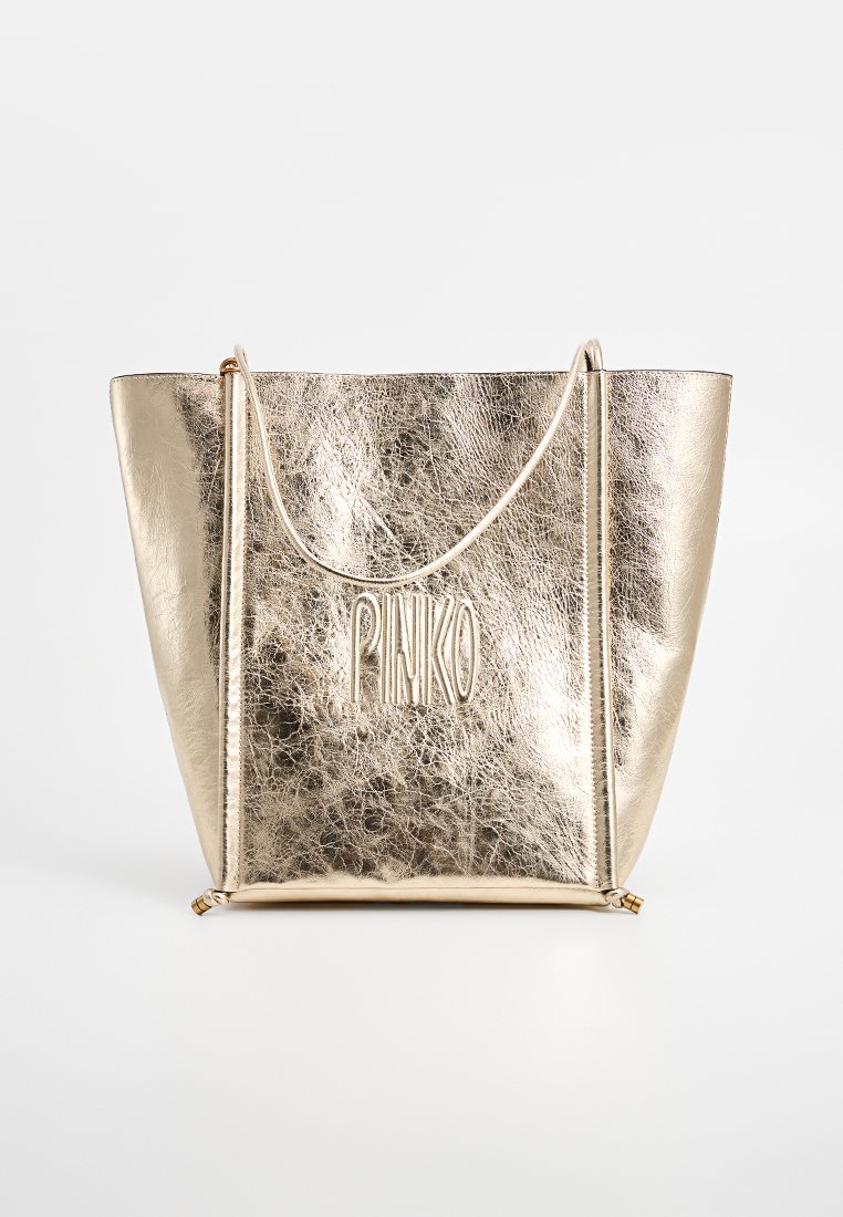 Metallisch goldene Tragetasche mit strukturierter Oberfläche, mit dem geprägten Logo "PINKO" auf der Vorderseite und dünnen Schulterriemen.