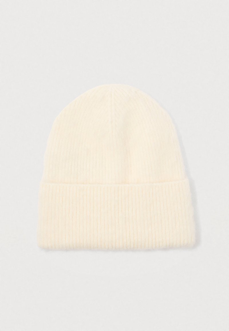 Cremefarvet ribstrikket hue med foldet kant, vist på en ensfarvet hvid baggrund.