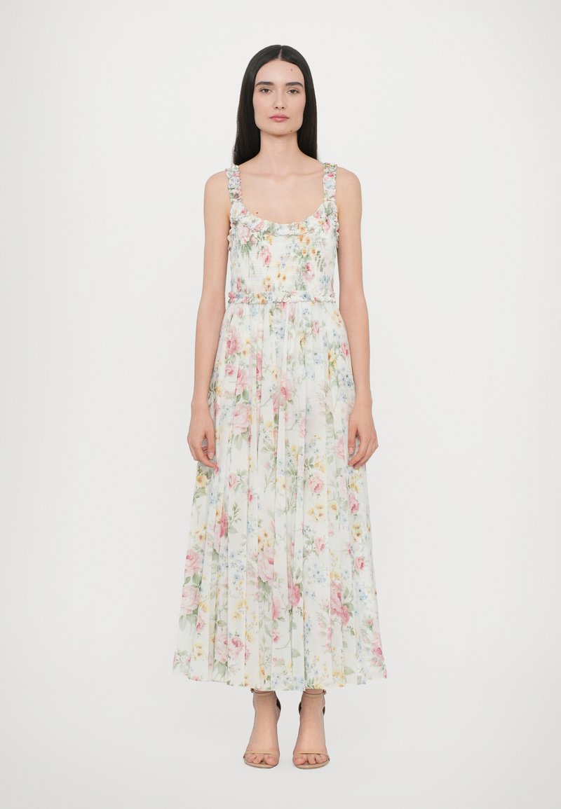 Floral maxi-jurk met een aansluitende bovenkant, gerimpelde schouderbandjes en een vloeiende, geplooide rok in pastelkleuren, met een mix van rozen en blauwe bloemen.