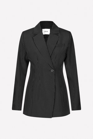 Schwarzer Blazer mit Nadelstreifen und taillierter Passform, ausgestattet mit einem Reverskragen, einem einzelnen Knopfverschluss und einer Vordertasche. Der Stoff hat eine glatte Textur.