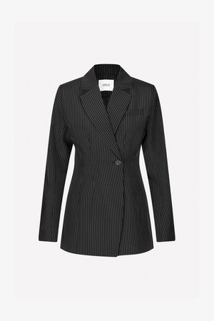 Schwarzer Blazer mit Nadelstreifen und taillierter Passform, ausgestattet mit einem Reverskragen, einem einzelnen Knopfverschluss und einer Vordertasche. Der Stoff hat eine glatte Textur.